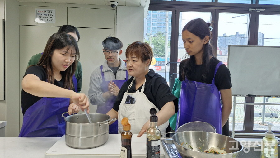 고양시지속가능발전협의회가 마련한 '소셜다이닝' 행사. 중부대 국제교류원 유학생들과 한국 학생들이 어우러져 맛잇는 음식을 함께 만들었다. 